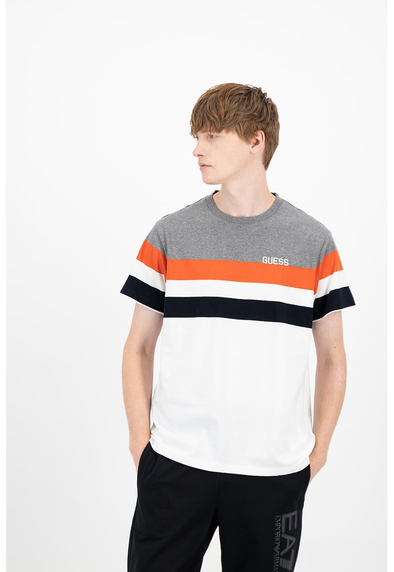 Tricou cu decolteu la baza gatului si detaliu logo pe piept