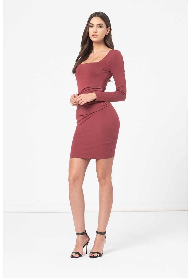Вталена рокля с модал и набирания