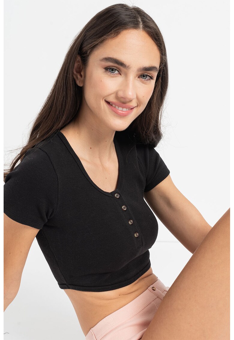 Tricou crop de casa cu aspect striat