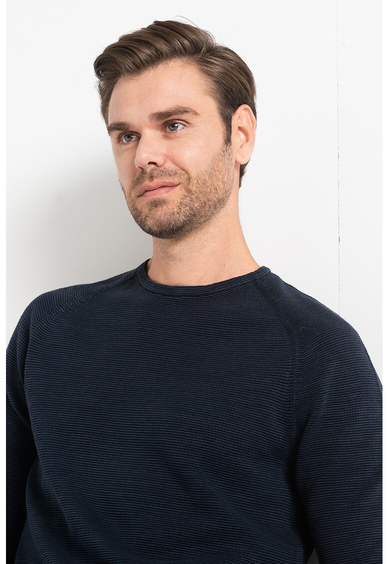 Pulover cu decolteu la baza gatului si maneci raglan