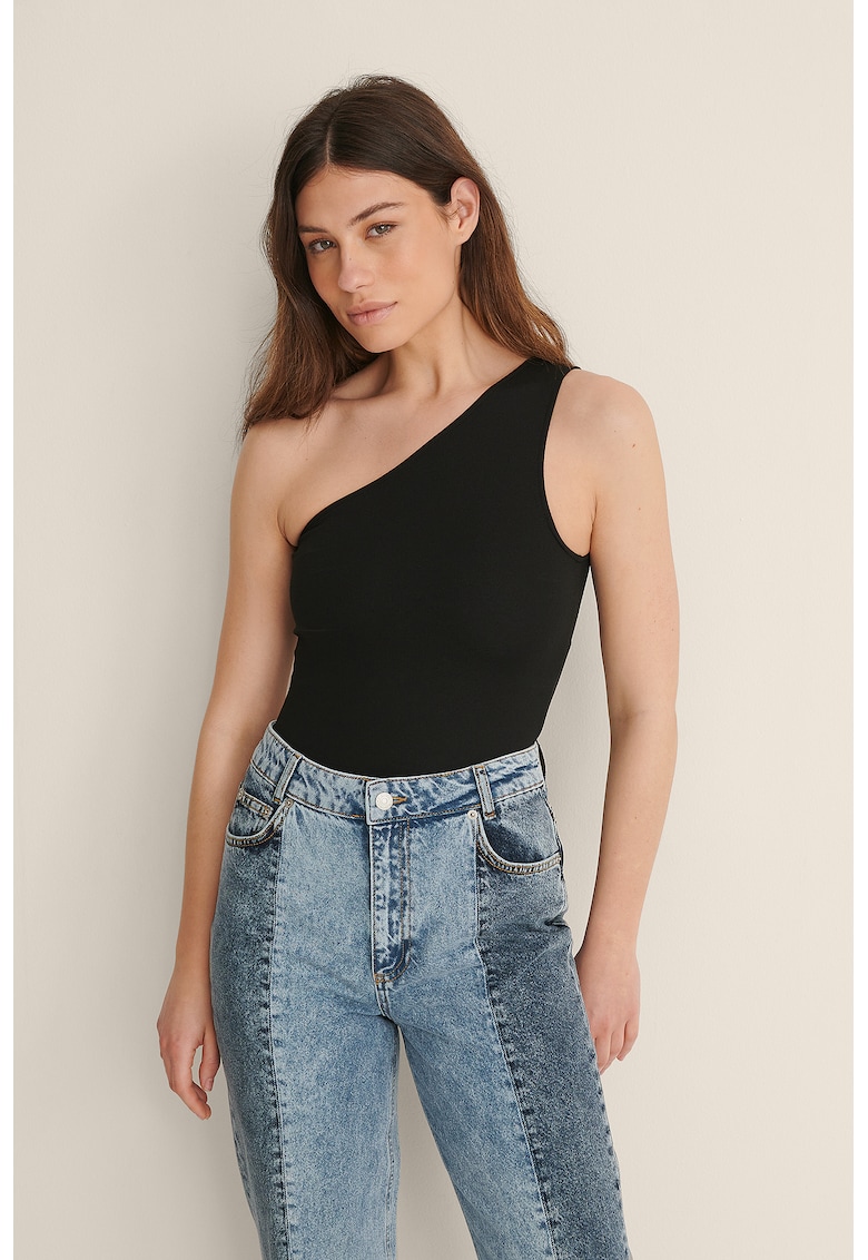 Top crop asimetric cu decupaj pe partea din spate