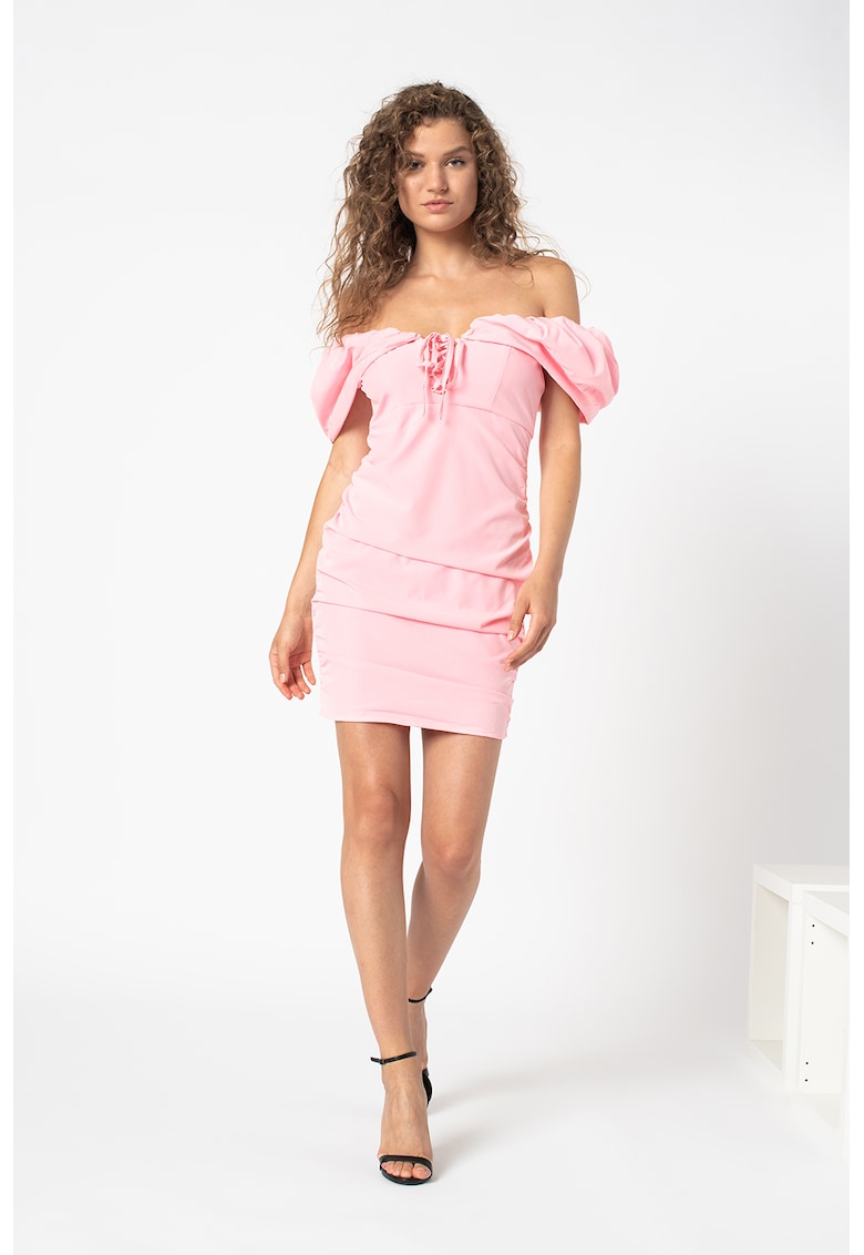 Вталена къса рокля с голи рамене Missguided