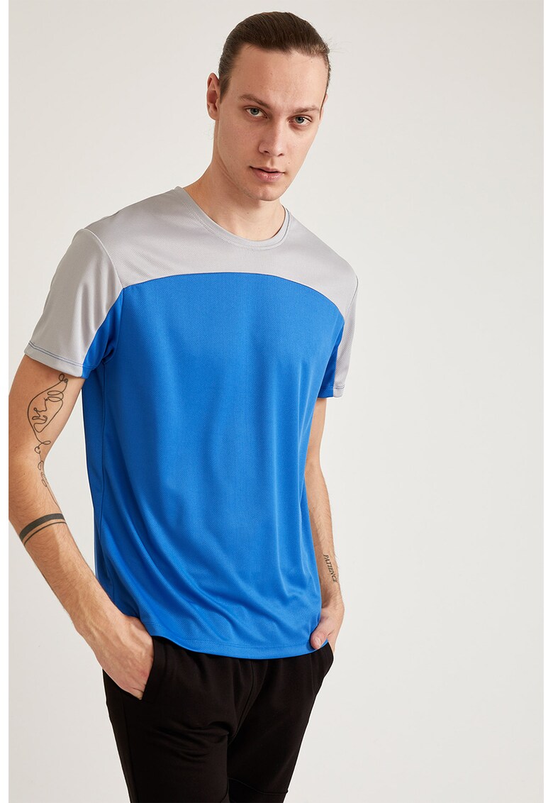 Tricou slim fit cu decolteu la baza gatului