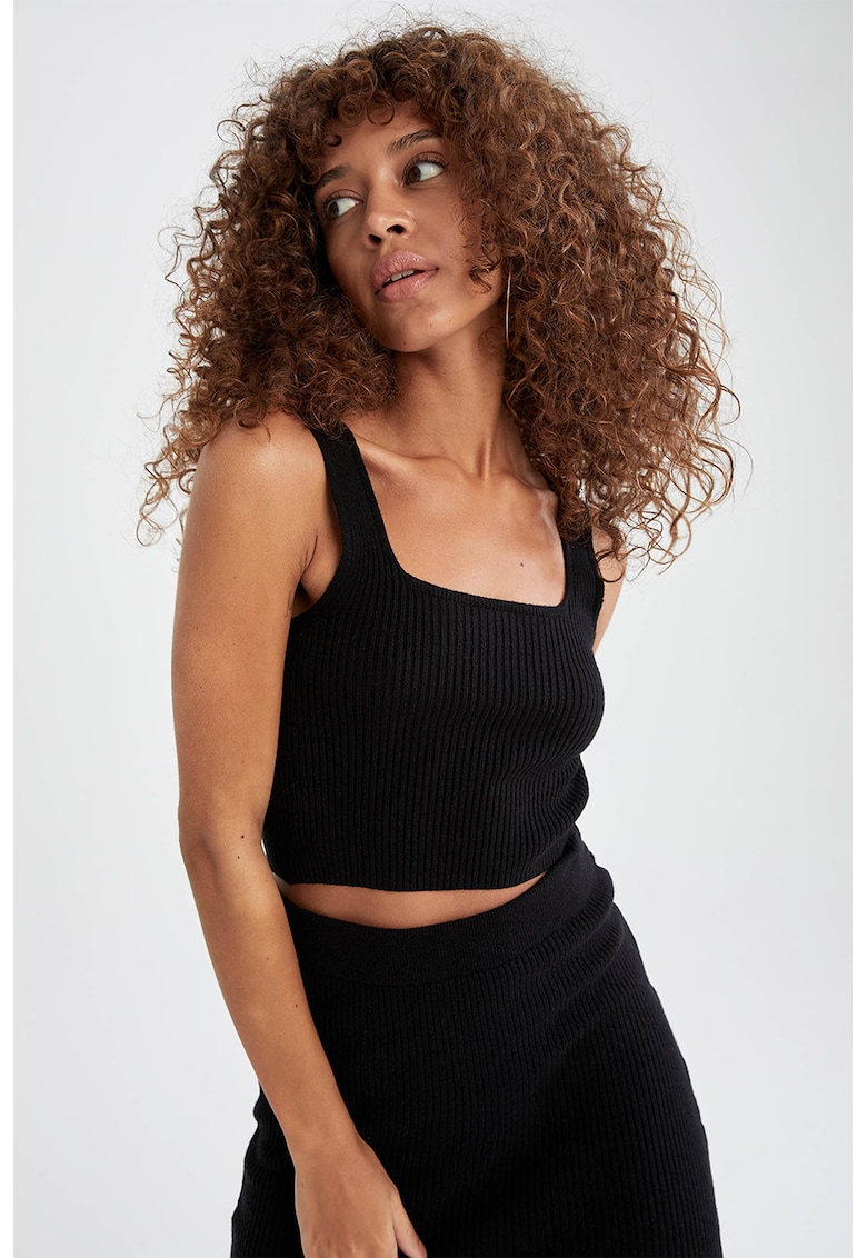 Top crop cu decolteu patrat