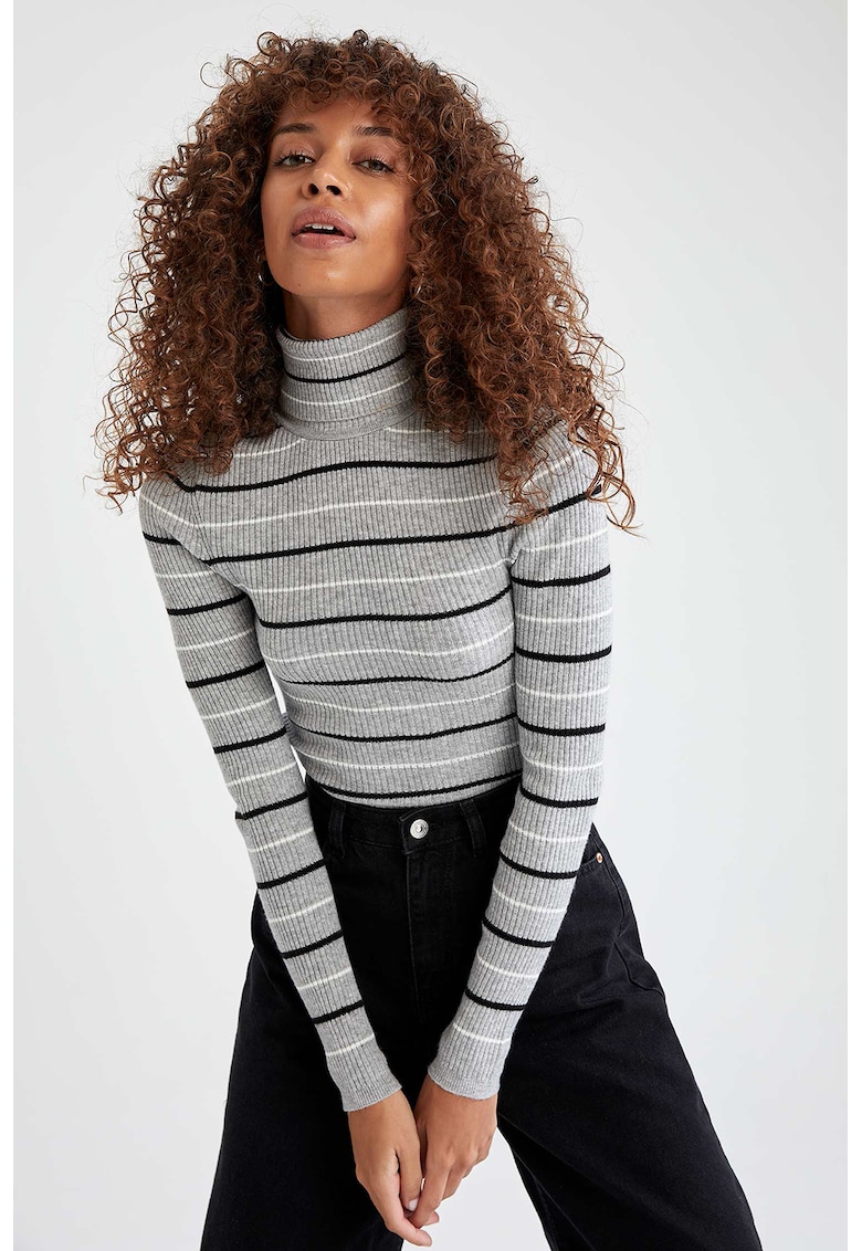 Pulover slim fit cu guler inalt si model in dungi