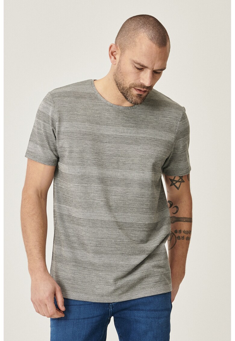 Tricou slim fit cu decolteu la baza gatului