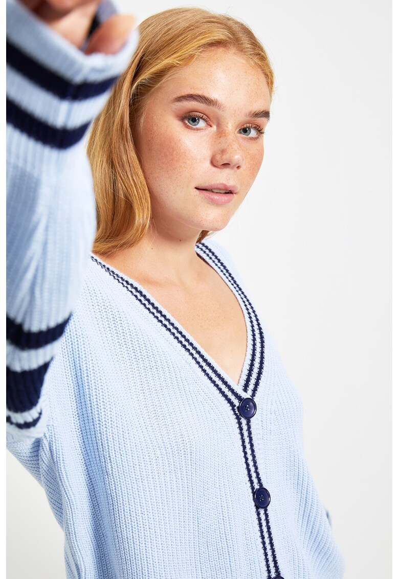 Cardigan striat cu decolteu in V