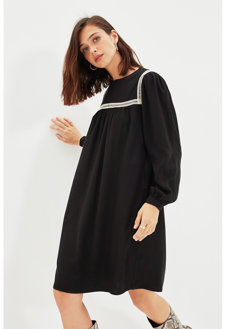 Rochie mini lejera cu garnitura contrastanta