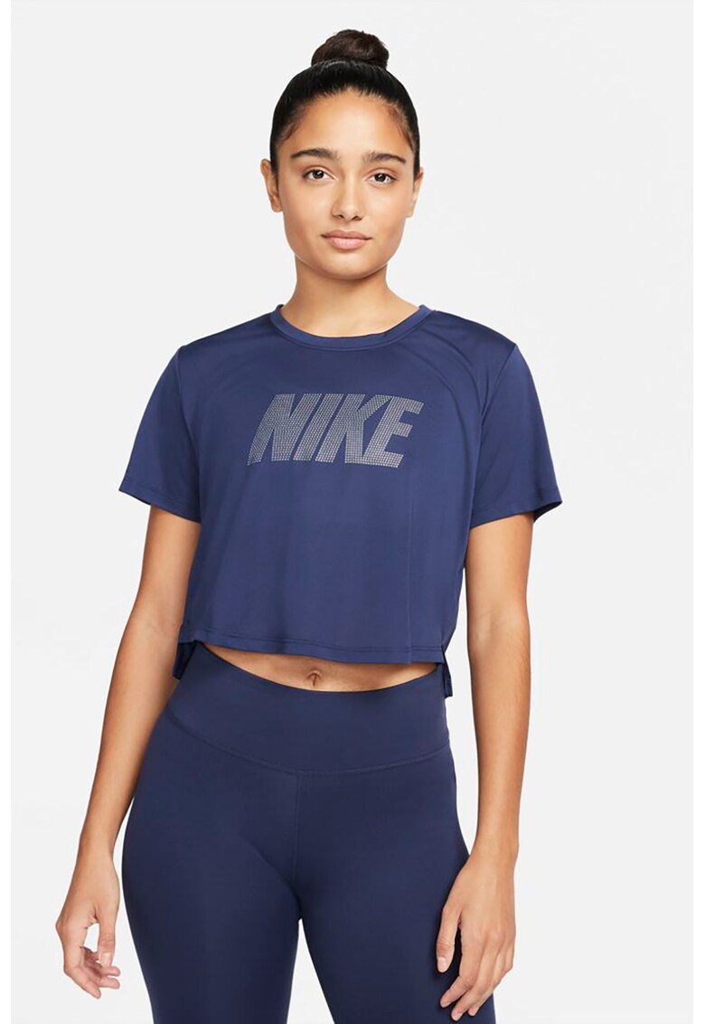 Tricou dama Nike crop cu tehnologie Dri-Fit si logo pentru fitness   