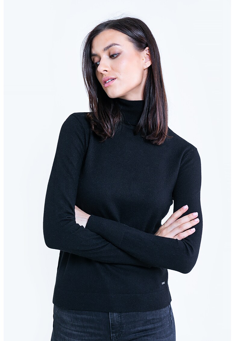 Pulover cu guler inalt si aspect de tricot fin