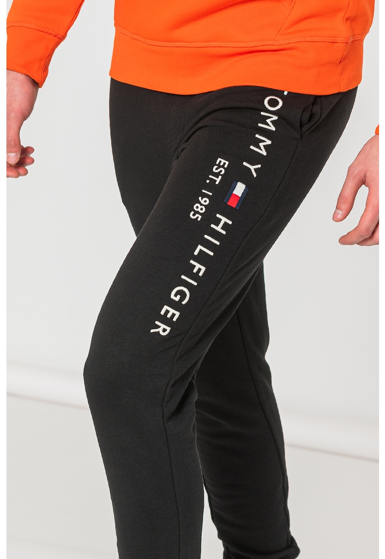 Pantaloni jogger cu snur si logo brodat