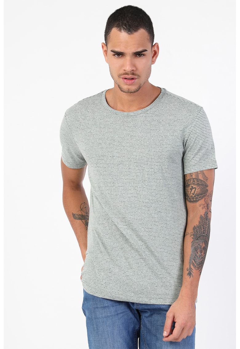 Tricou cu decolteu la baza gatului si model in dungi