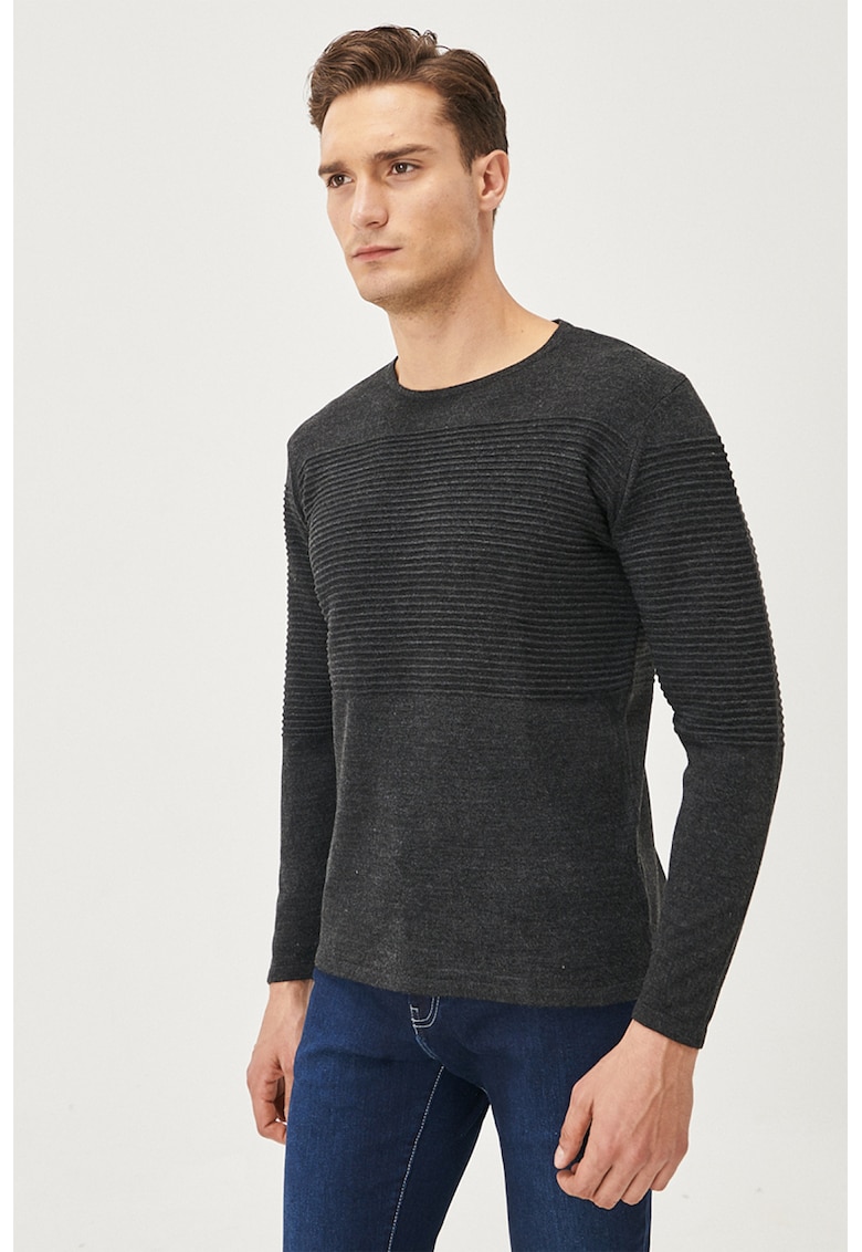 Pulover cu decolteu la baza gatului si detalii striate