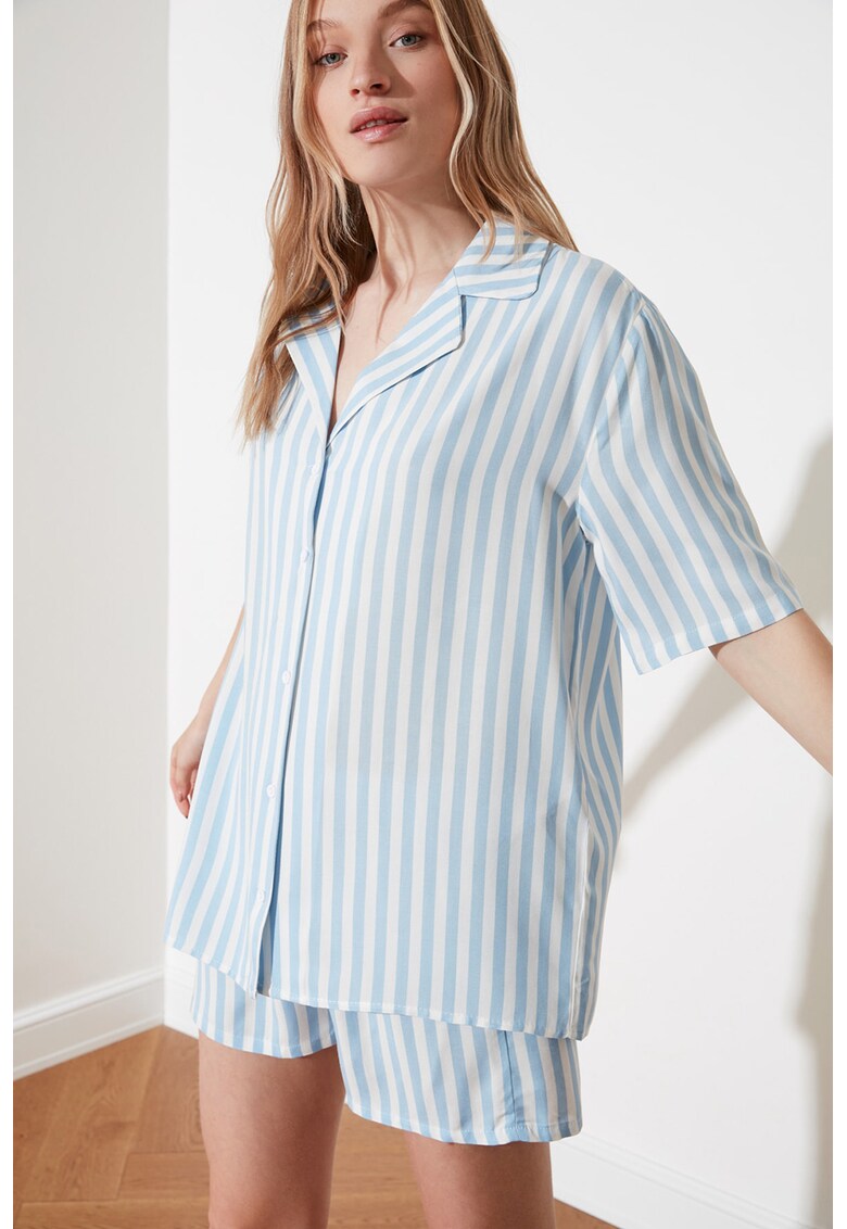 Pijama in dungi cu revere decupate
