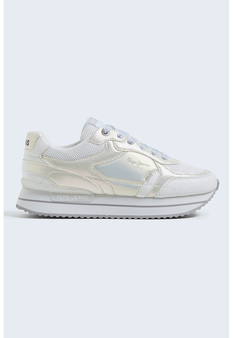 Спортни обувки с преливащи се детайли