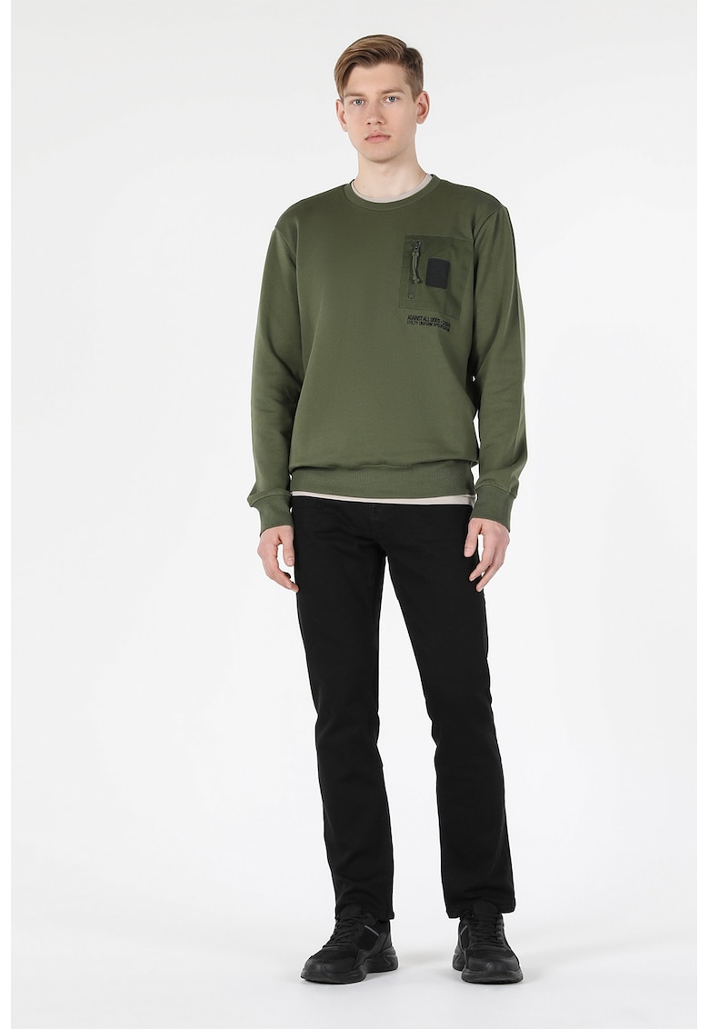 Bluza sport cu decolteu la baza gatului si buzunar pe piept