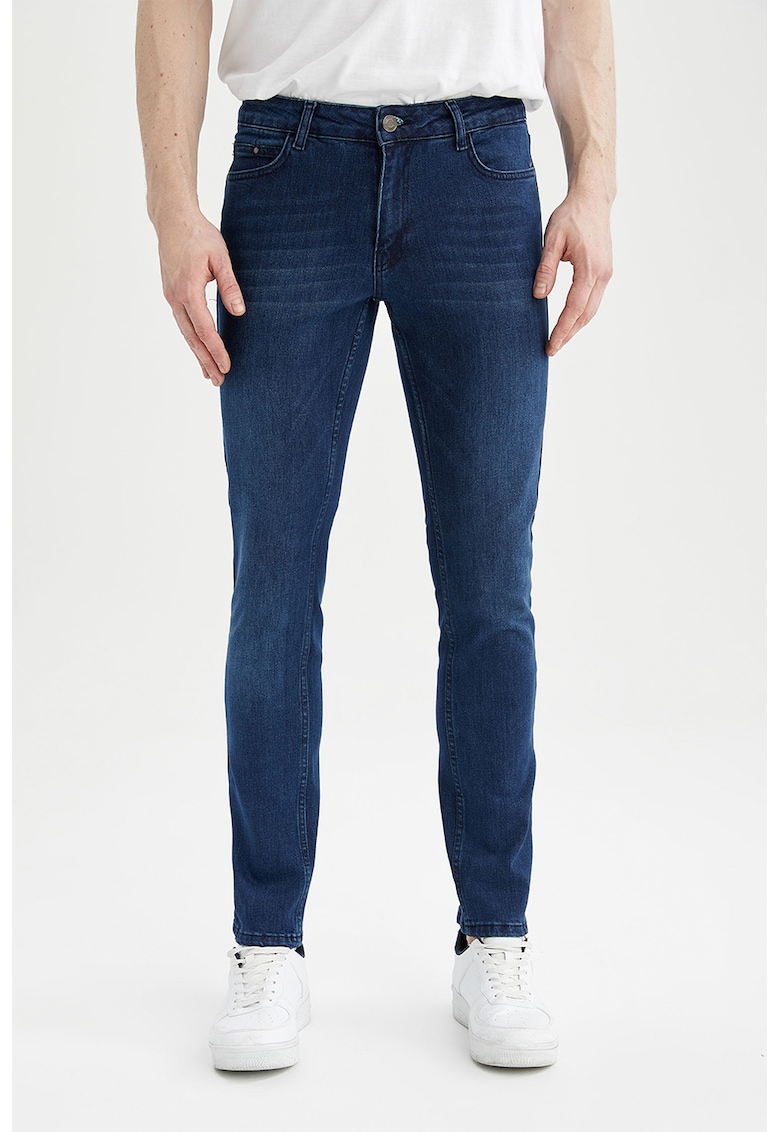 Вталени дънки със захабен ефект DeFacto
