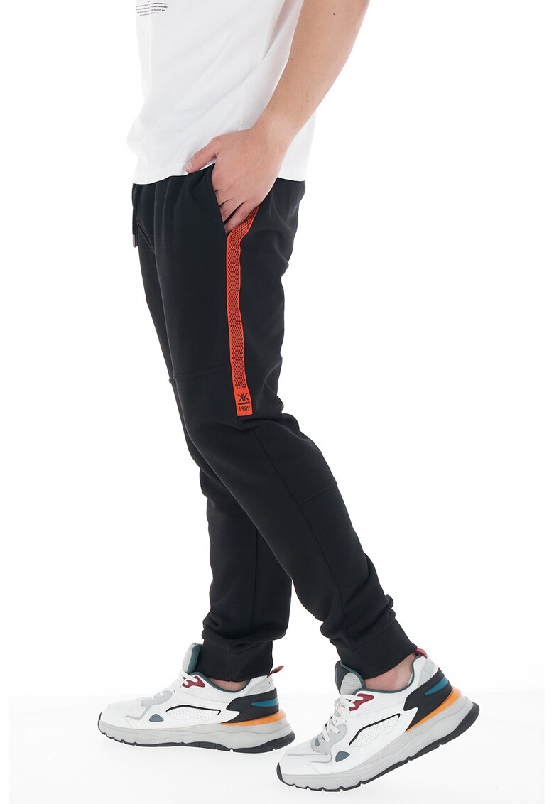 Pantaloni sport cu detalii contrastante