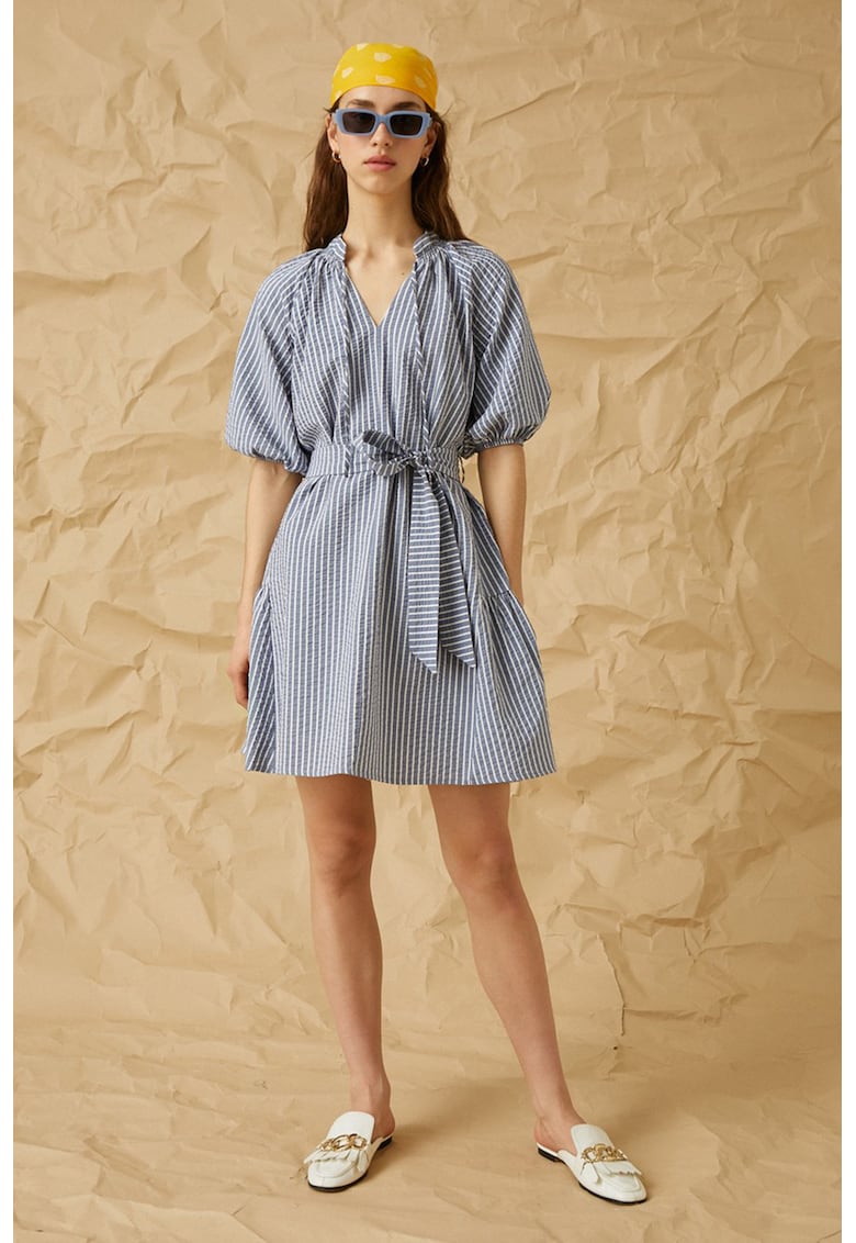 Rochie cu model in dungi si maneci bufante
