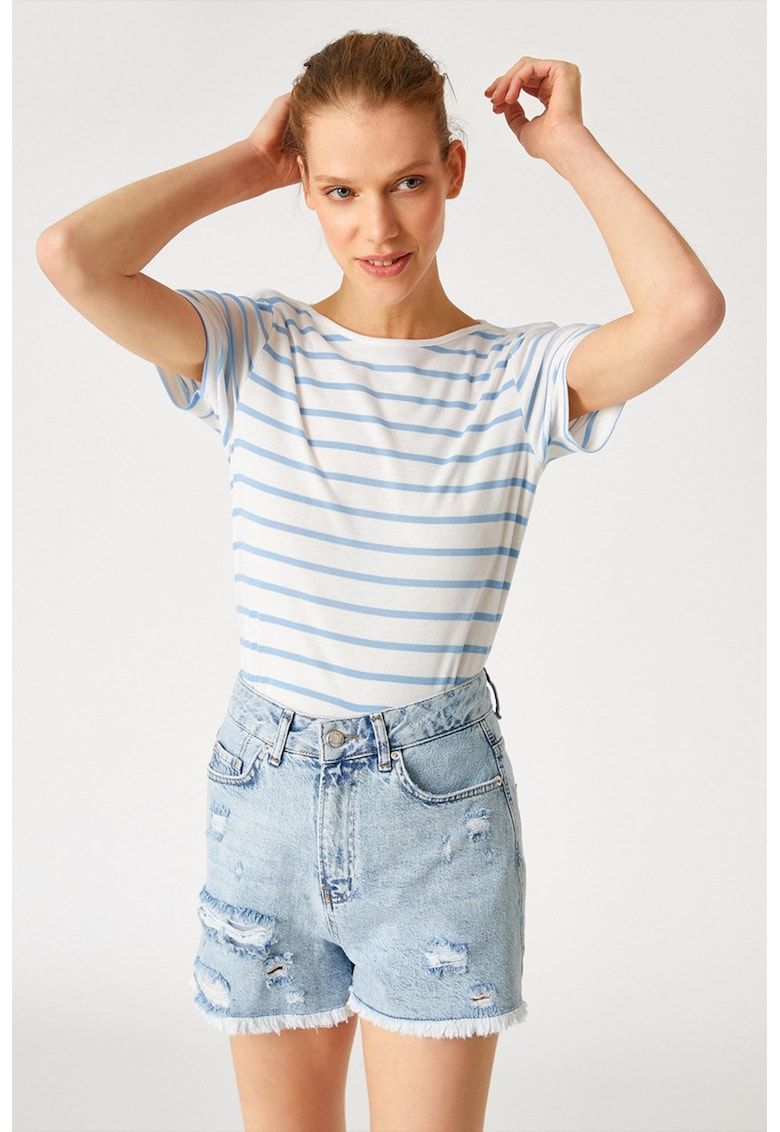 Tricou cu decolteu la baza gatului si model in dungi