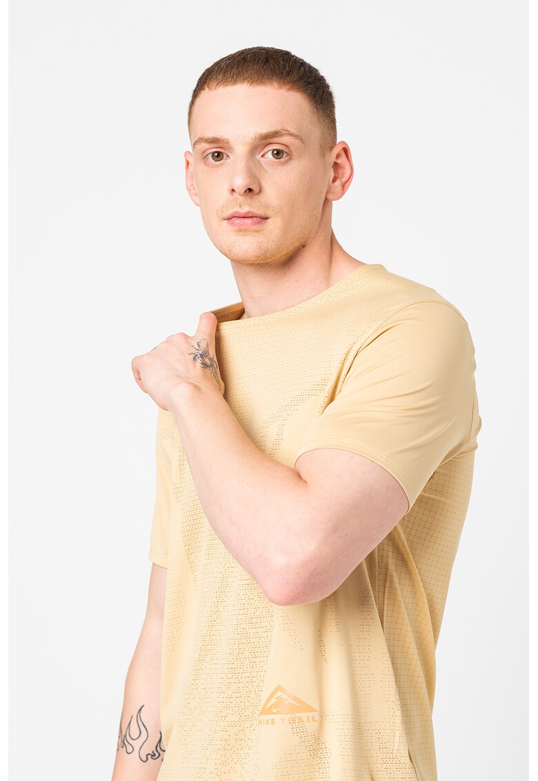 Тениска за бягане Trail Rise с Dri-Fit и лого Nike