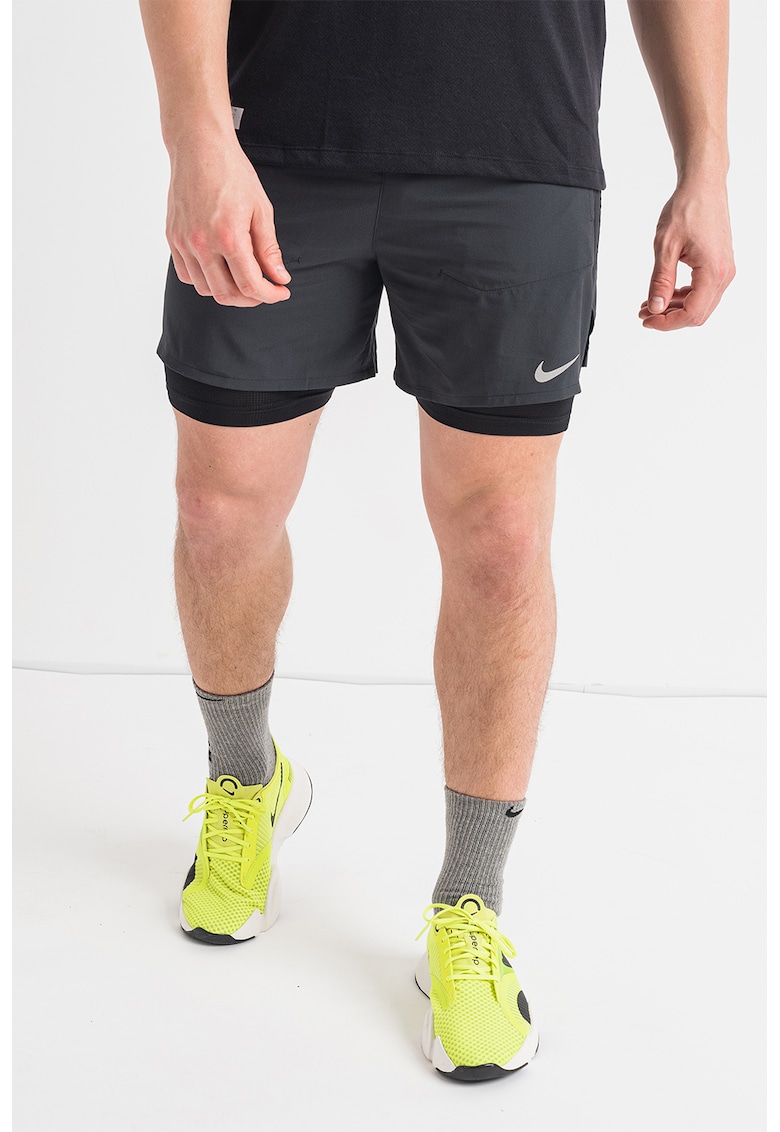 Pantaloni scurti cu buzunare laterale si tehnologie Dri-Fit pentru alergare Stride