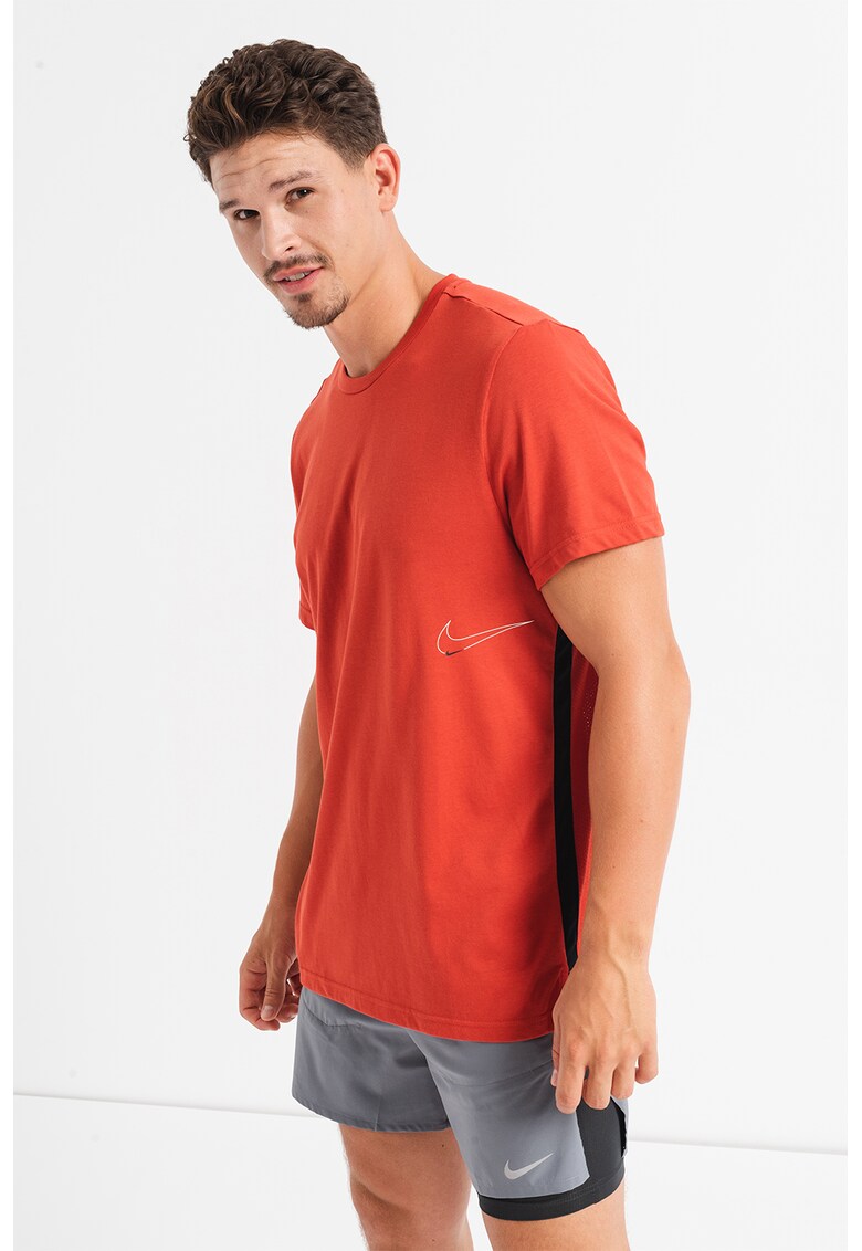 Tricou cu tehnologie Dri-Fit si slituri laterale - pentru fitness