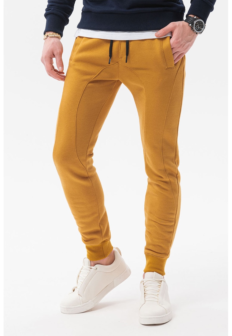 Pantaloni sport cu cusaturi accentuate