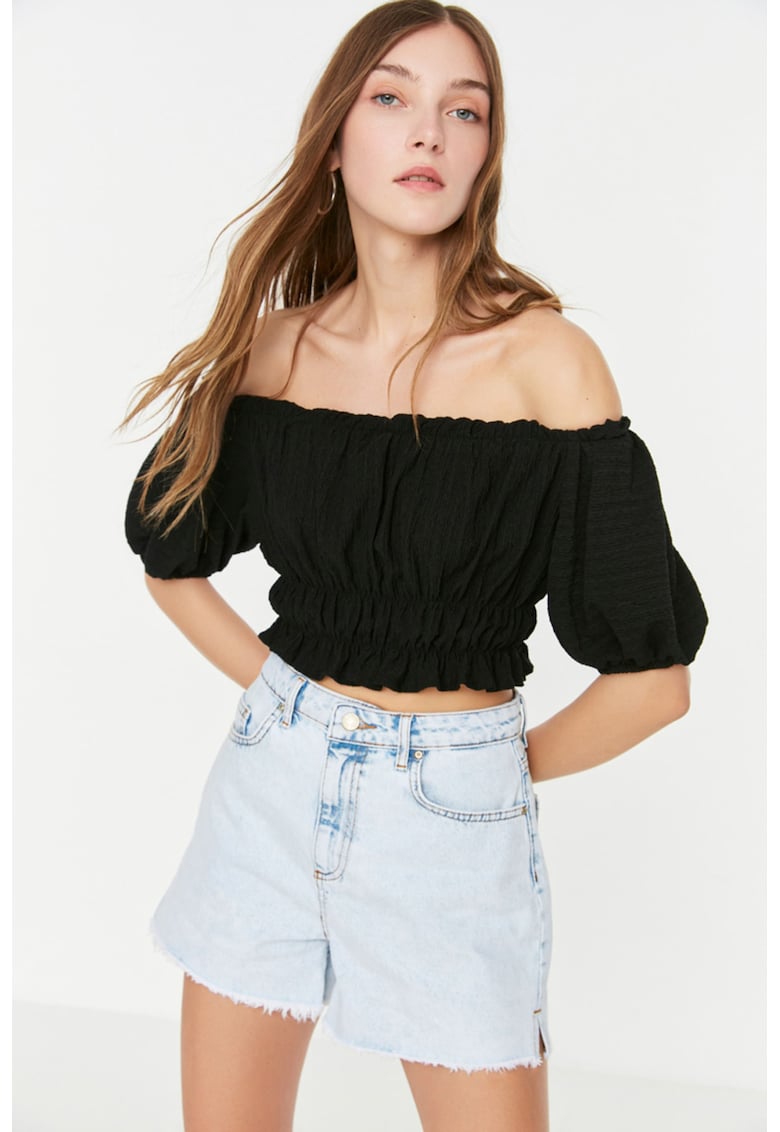 Bluza crop cu decolteu pe umeri