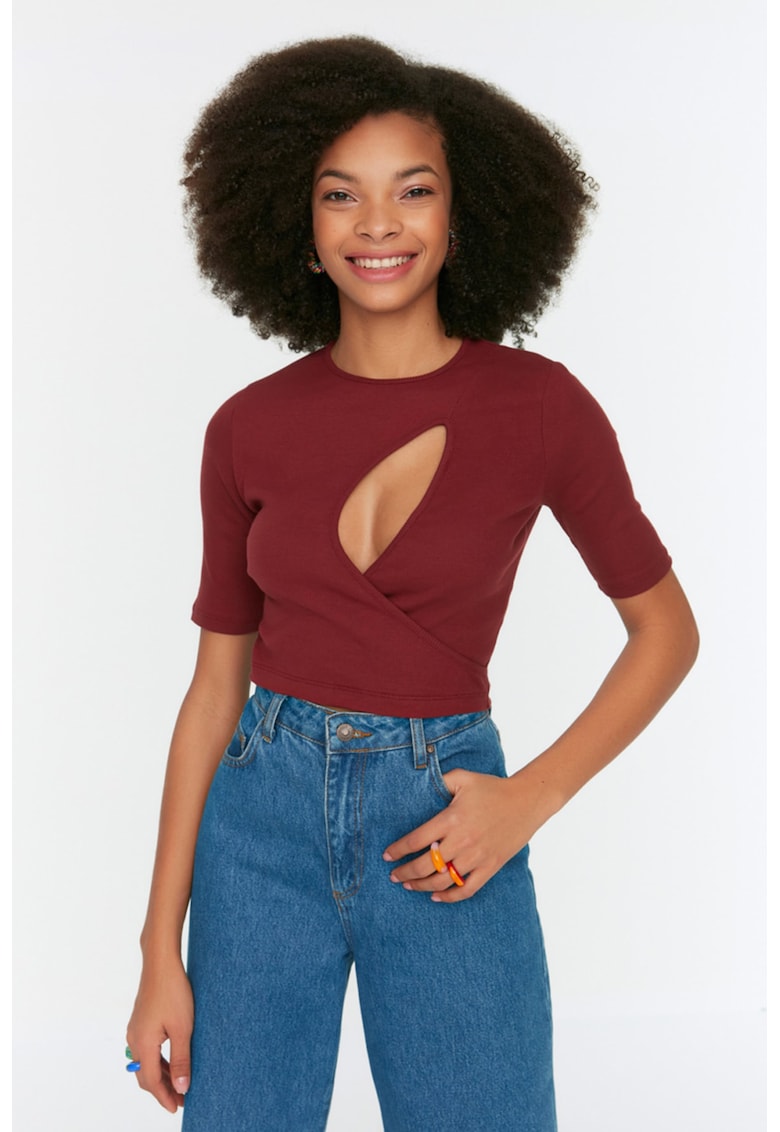 Bluza crop cu decupaj frontal