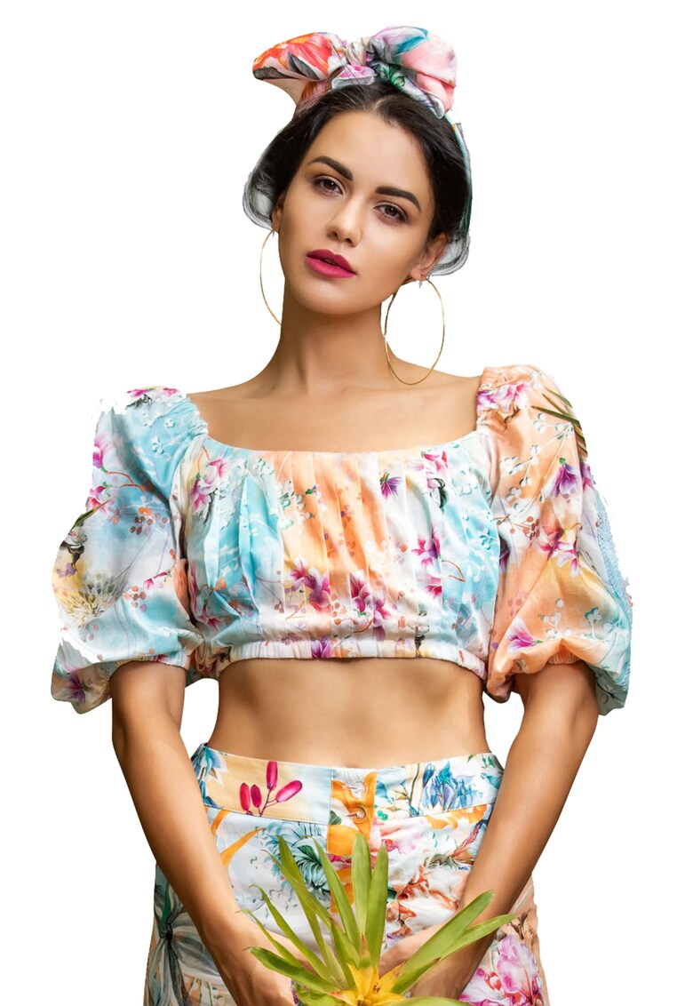 Top crop cu decolteu pe umeri si model floral