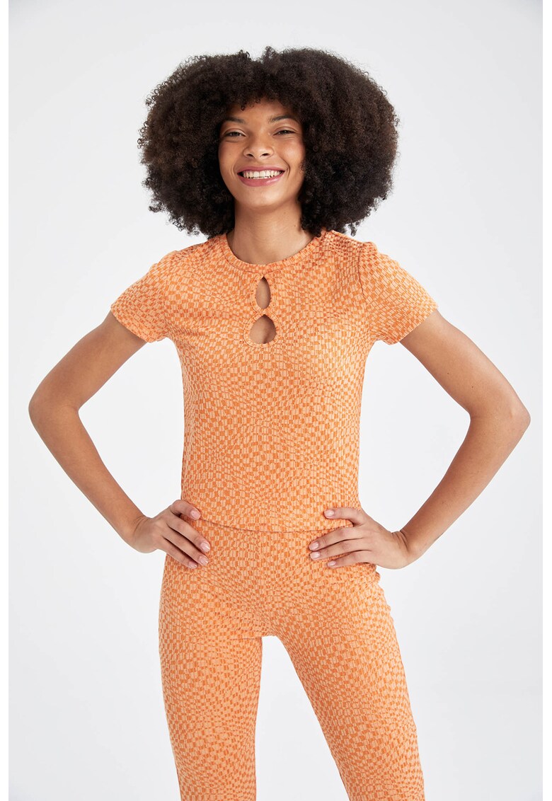 Tricou crop cu decupaje
