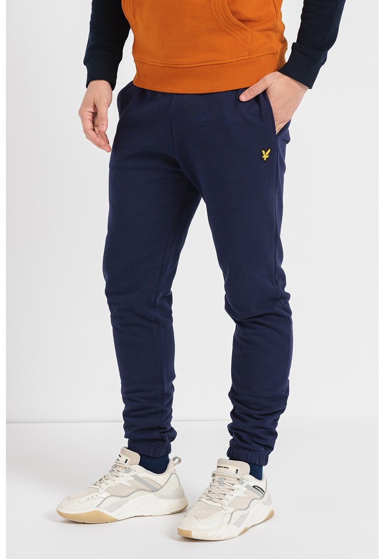 Pantaloni sport slim fit cu buzunare laterale Bărbați imagine noua gjx.ro