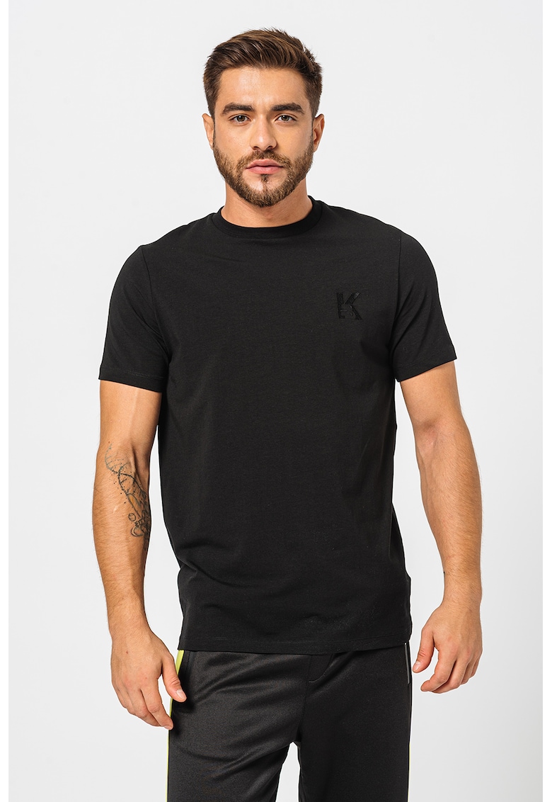 Tricou cu decolteu la baza gatului si logo pe piept