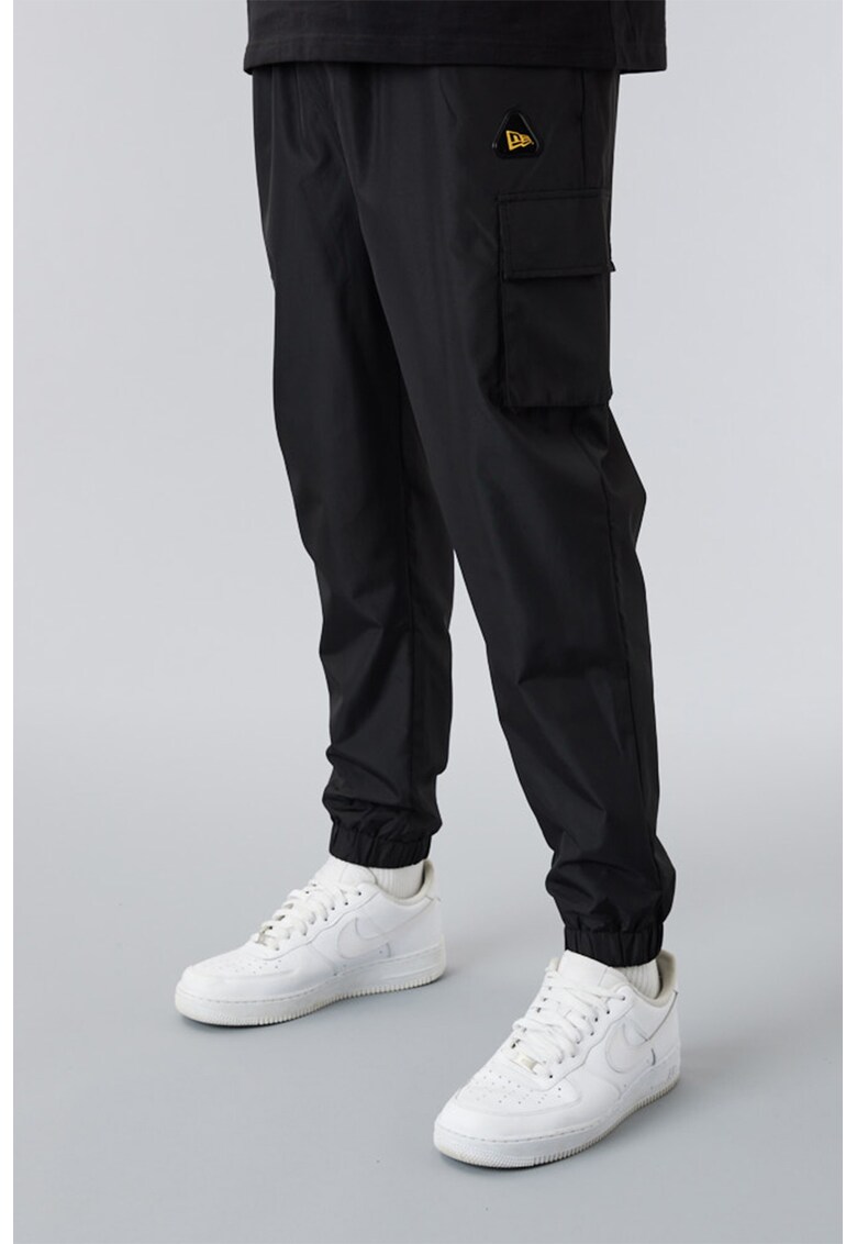 Pantaloni sport cargo cu model uni