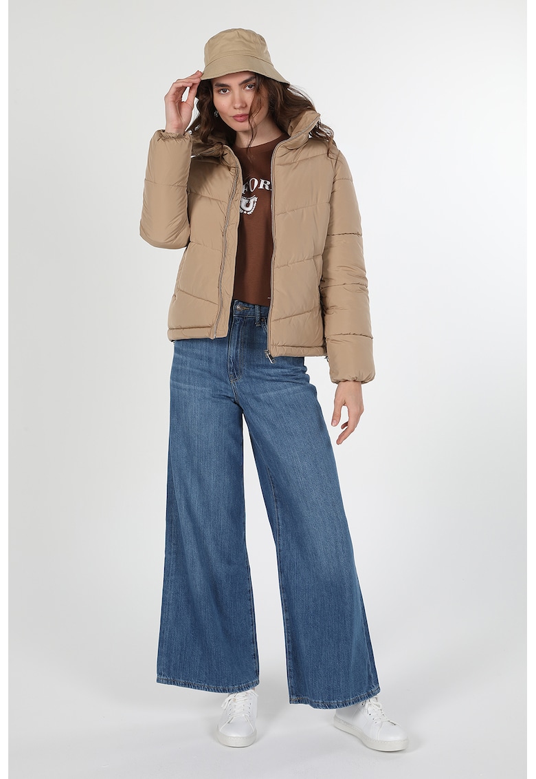 Geaca matlasata cu guler inalt