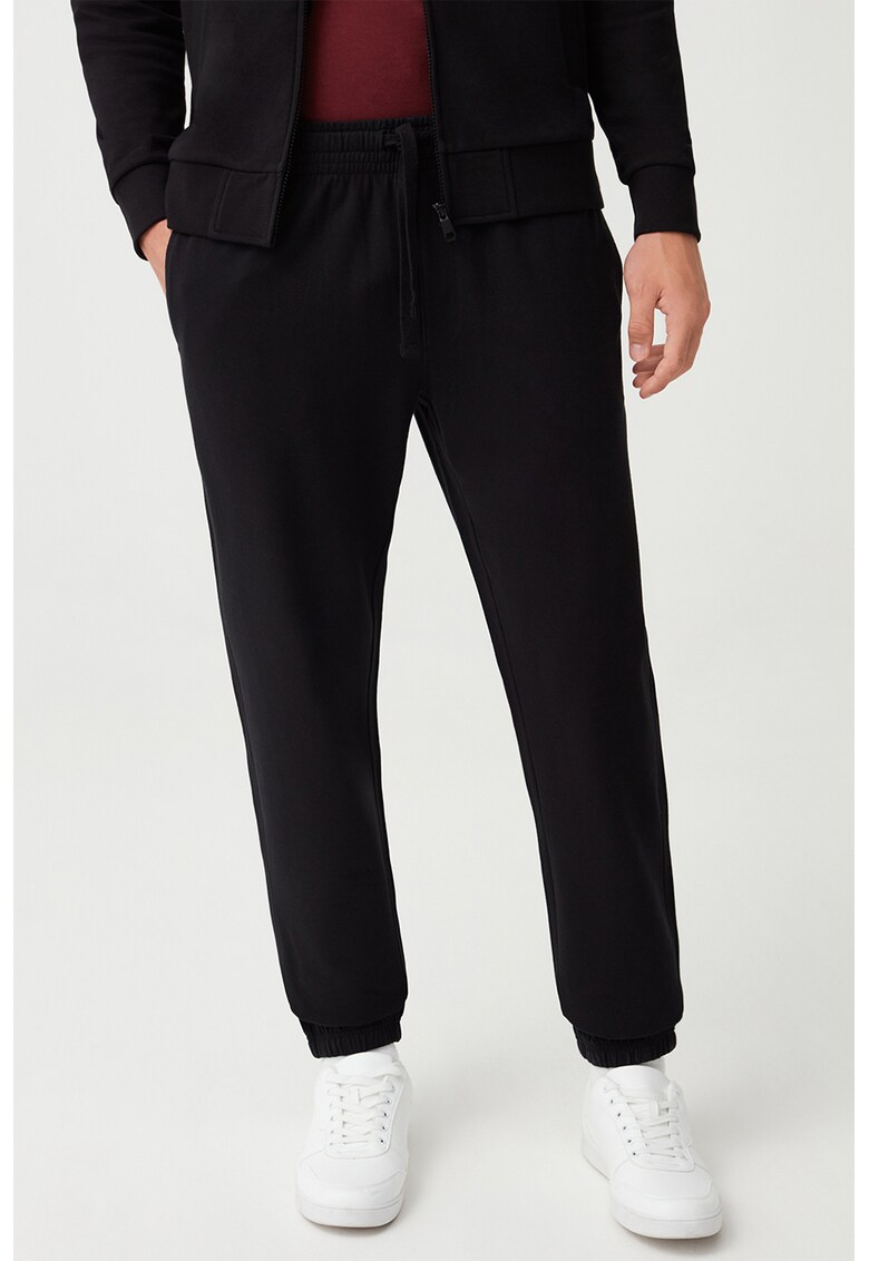 Pantaloni sport cu snur si buzunare laterale