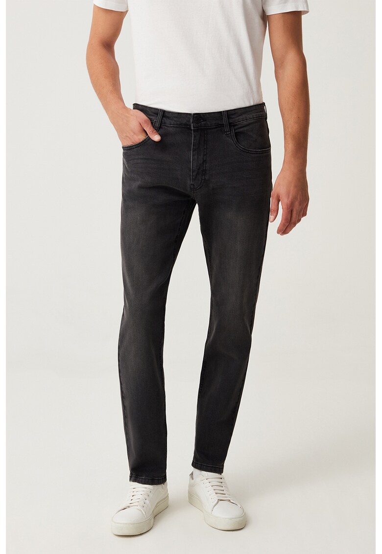 Blugi regular fit cu talie medie