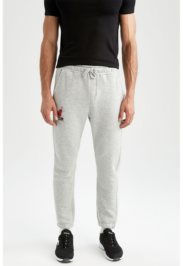 Pantaloni sport cu snur de ajustare si buzunare laterale