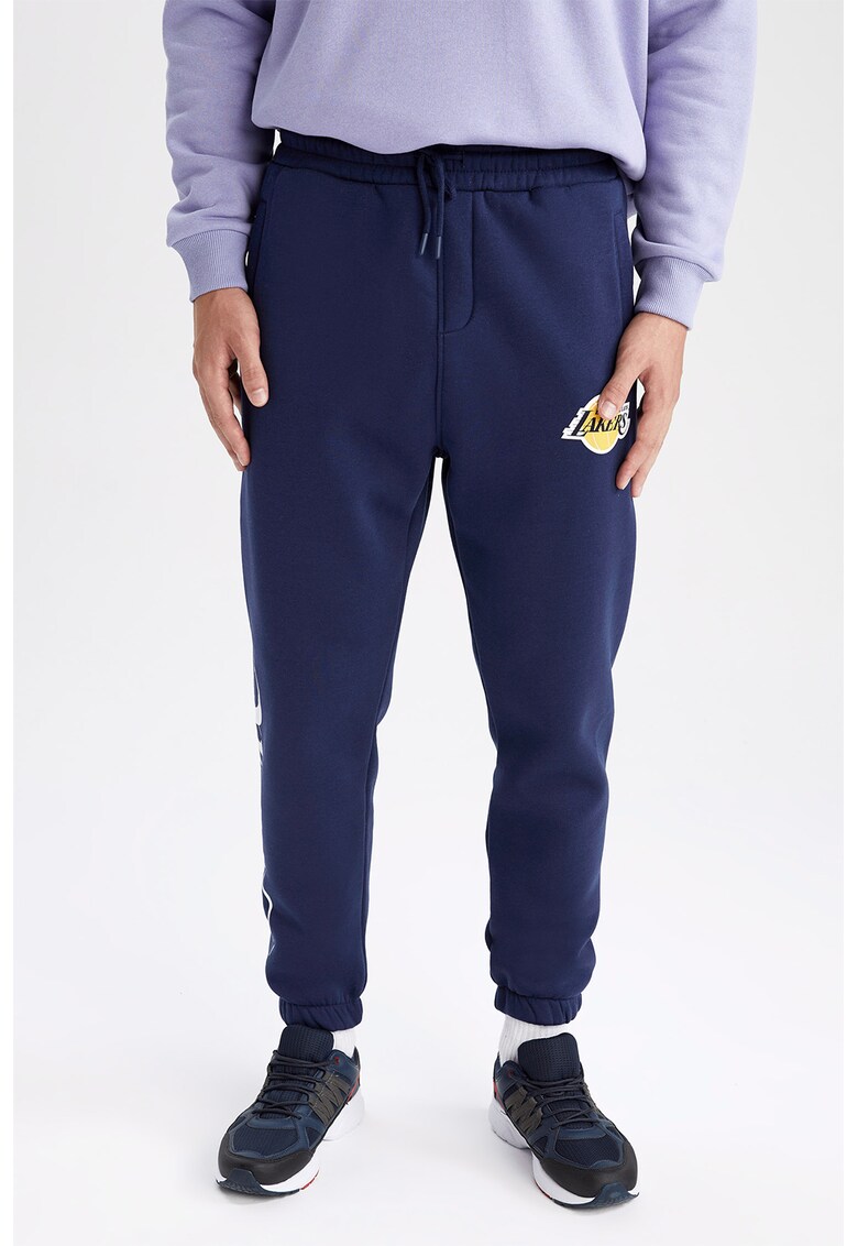 Pantaloni sport cu imprimeu si buzunare laterale