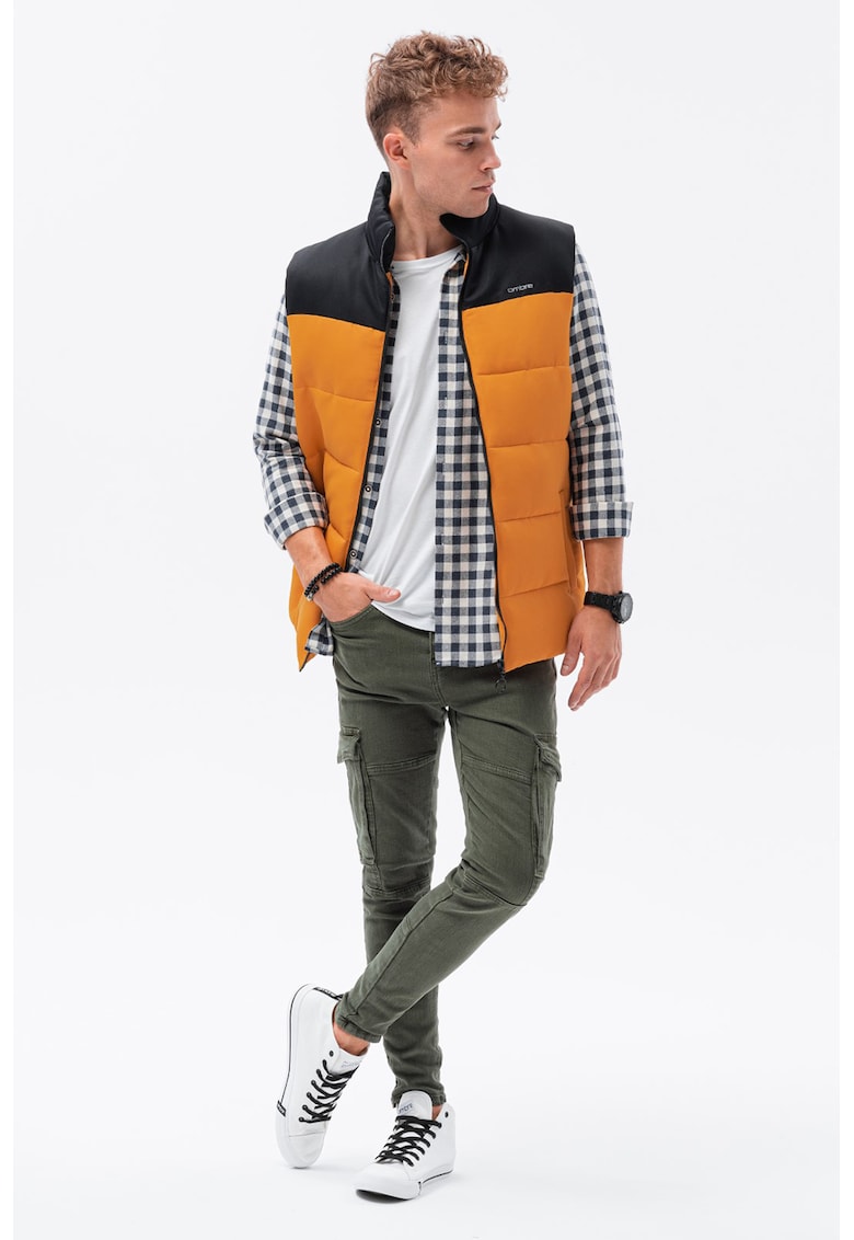 Vesta cu model colorblock si guler inalt