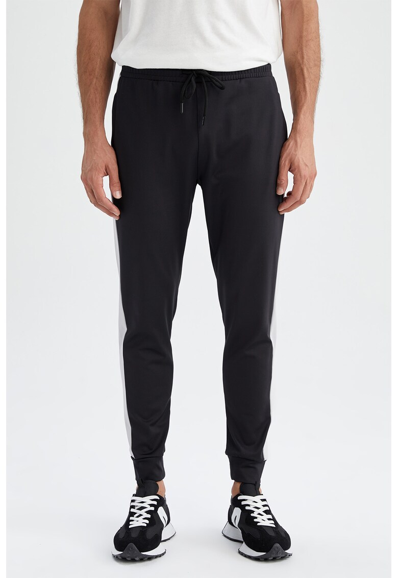 Pantaloni sport slim fit cu segmente laterale contrastante