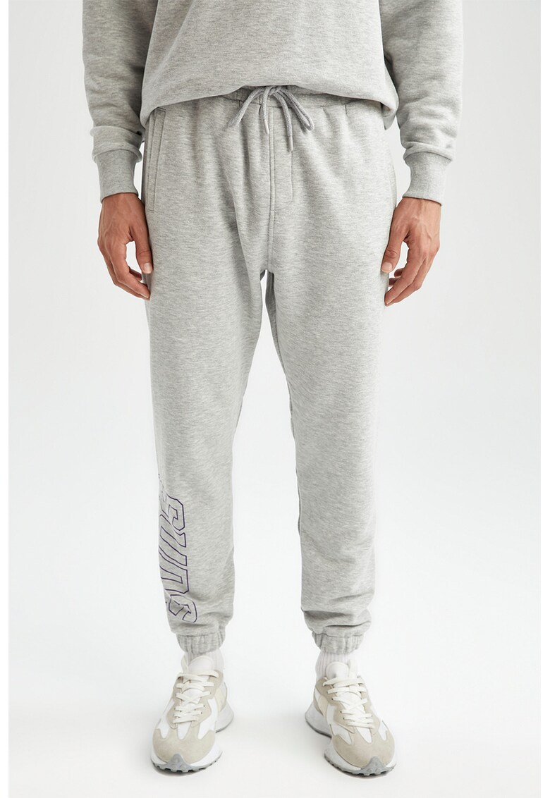 Pantaloni sport regular fit cu buzunare