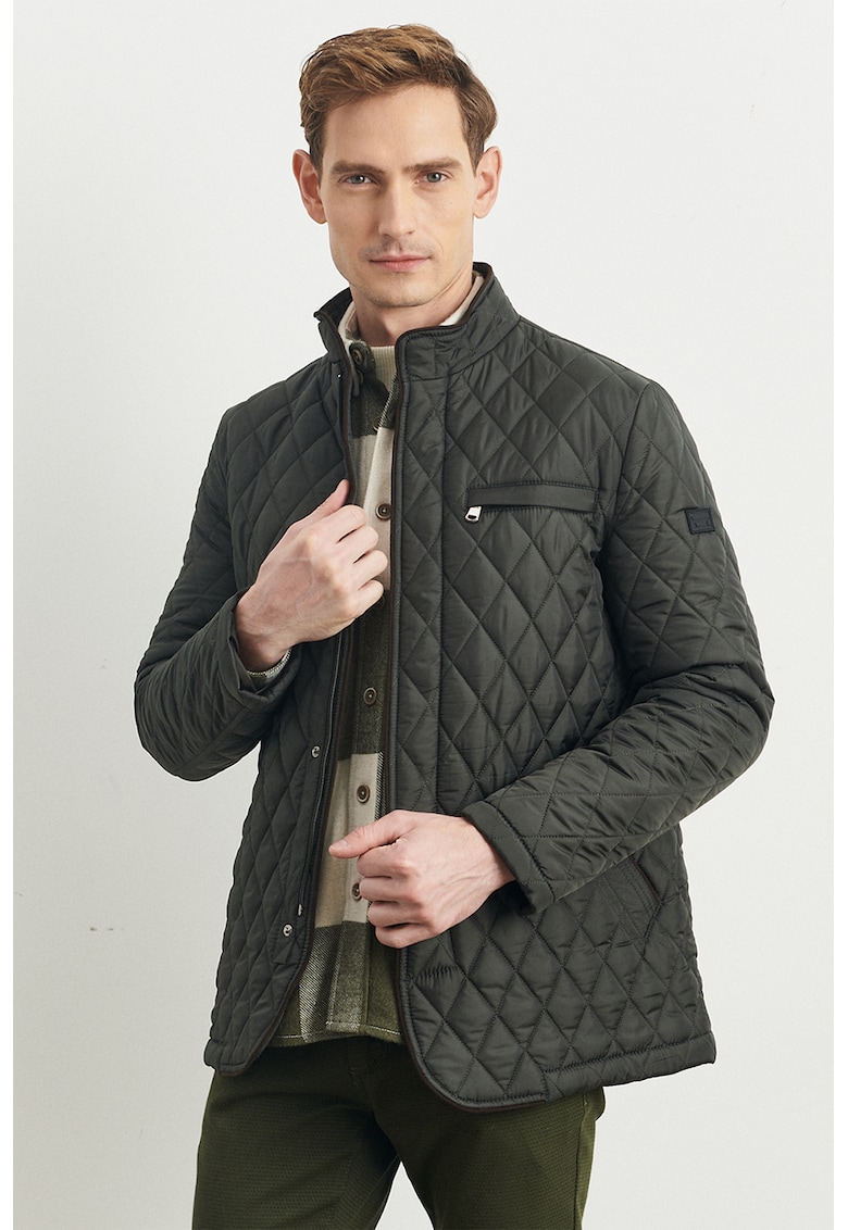 Geaca matlasata cu inchidere cu capse