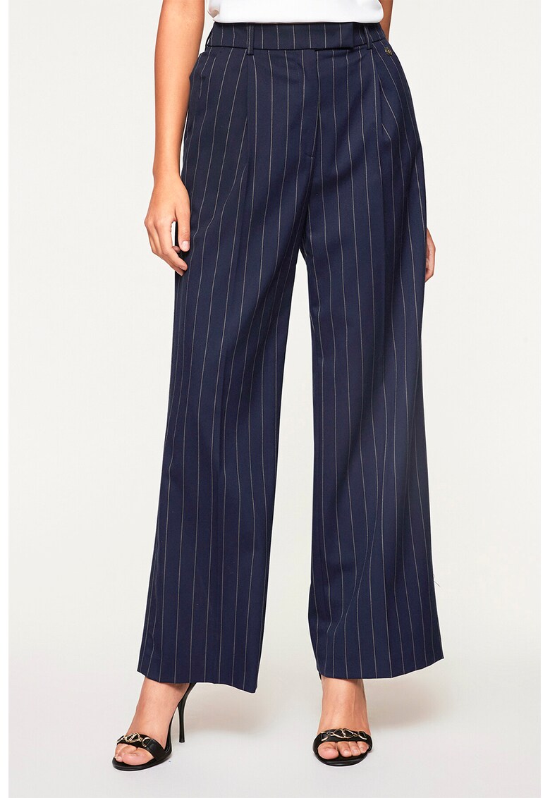 Pantaloni in dungi cu croiala ampla