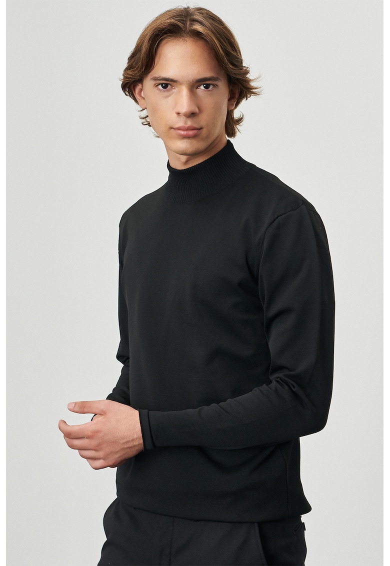 Pulover tricotat fin cu guler scurt