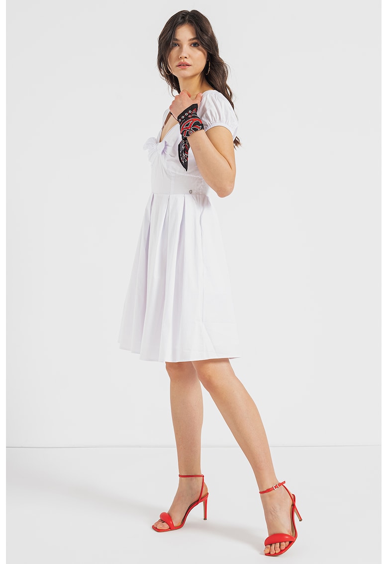 Rochie evazata cu aplicatie funda