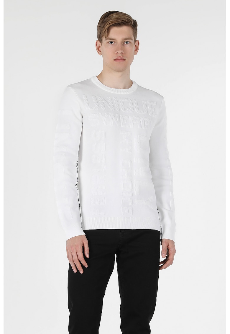 Pulover cu decolteu la baza gatului si text in relief