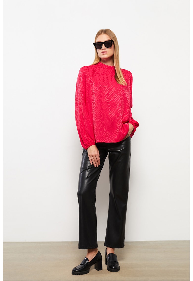Bluza cu model si decolteu la baza gatului