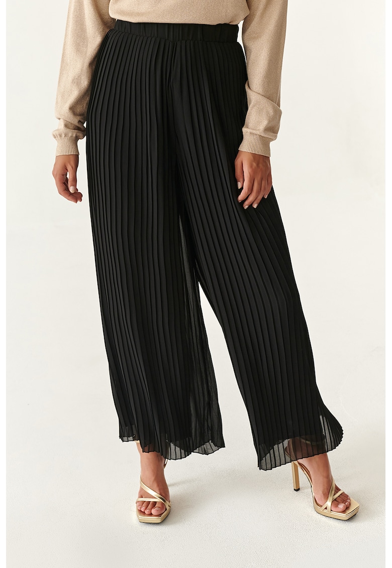 Pantaloni cu croiala ampla si pliuri